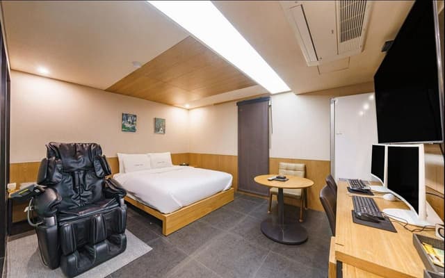 Suite - Check-in from 10:00 PM