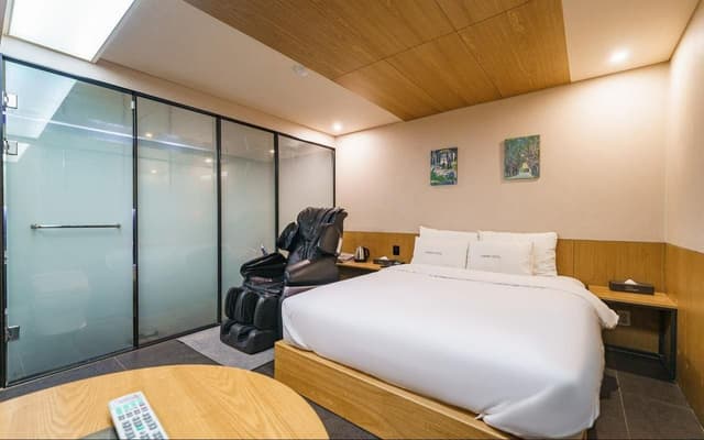 Suite - Check-in from 10:00 PM