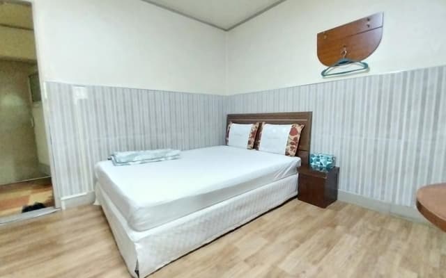 Queen Bedroom