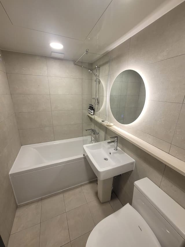 Deluxe A (Bathtub)