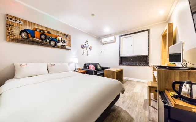 Deluxe Room - Check-In Mon-Fri 5 PM, Sat-Sun, Holiday 9 PM