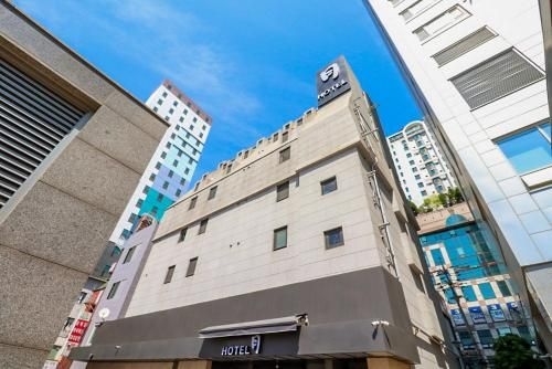 โรงแรมซินชอนวอล (Sinchon Wol Hotel)0