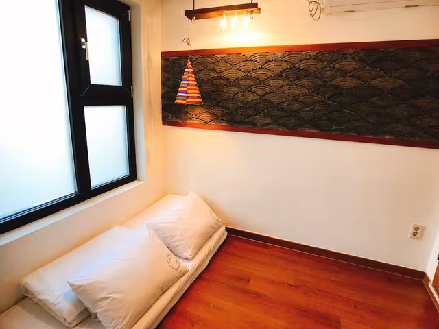 Twin Room (01, #01)