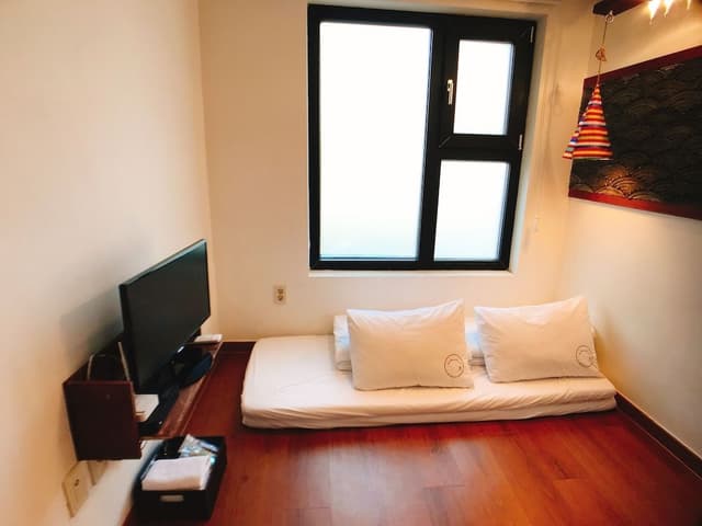 Twin Room (01, #01)