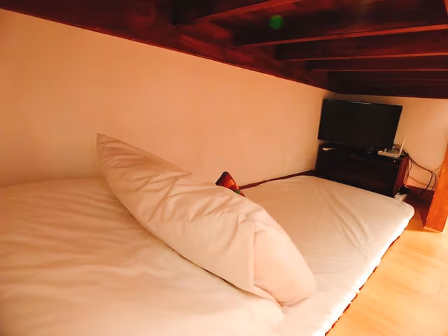 Twin Room (05, #06)