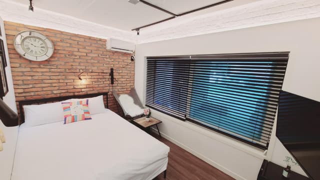 Queen Room with Private External Bathroom