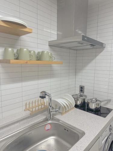 เดอะเฟริส ฮงแด สเตย์ (The first Hongdae stay)1