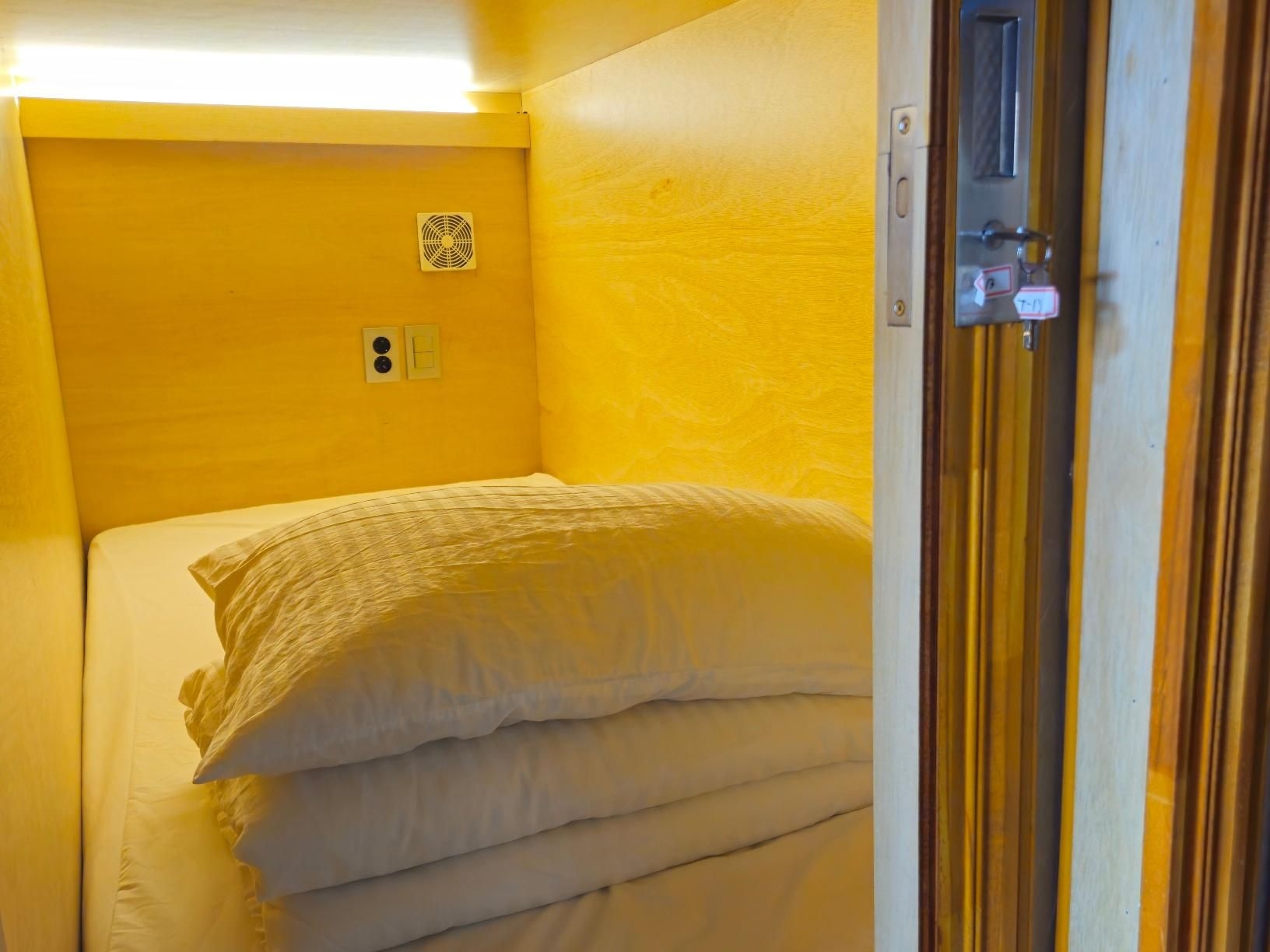 82 Capsule Hotel ( Dormitory Guest House )1