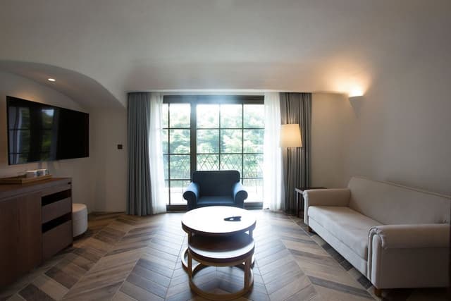 Corner Suite