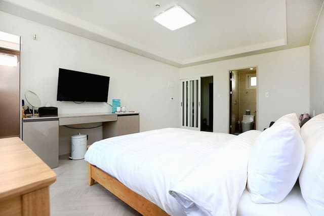Room (Jokeun Ahdul)