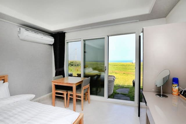 Room (Jokeun Ahdul)