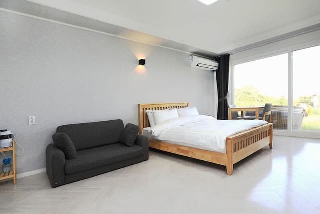 Room (Ahzmang)