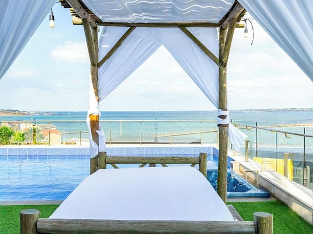 Penthouse - With Pool Access