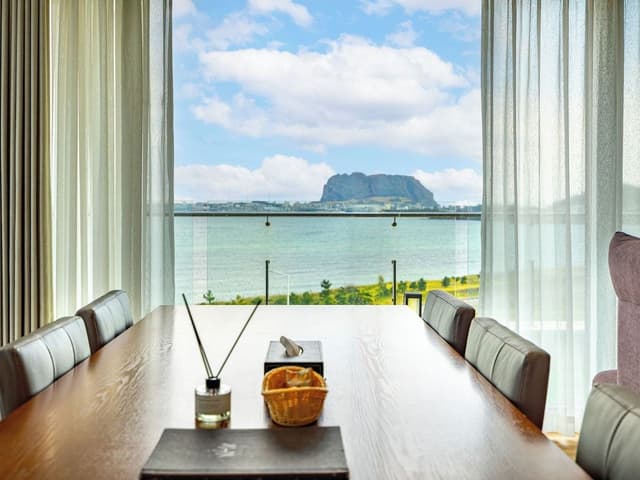 Penthouse - With Pool Access