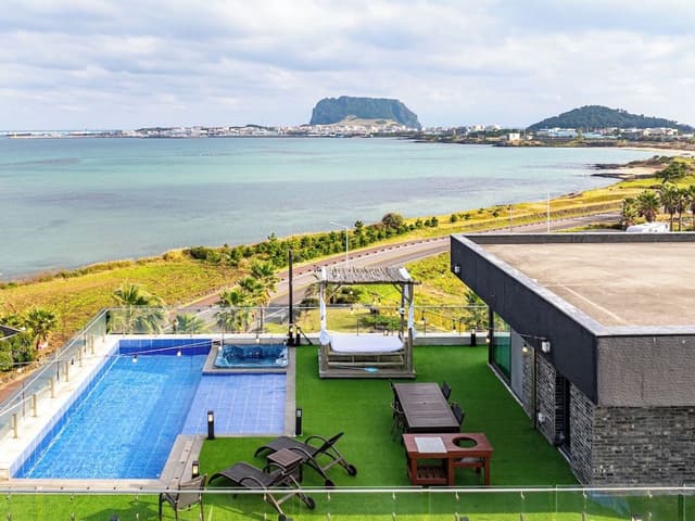 Penthouse - With Pool Access