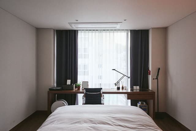 Basic Double Room (02)