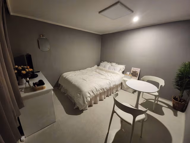 Deluxe Double Room, 1 Queen Bed, Non Smoking, Refrigerator & Microwave