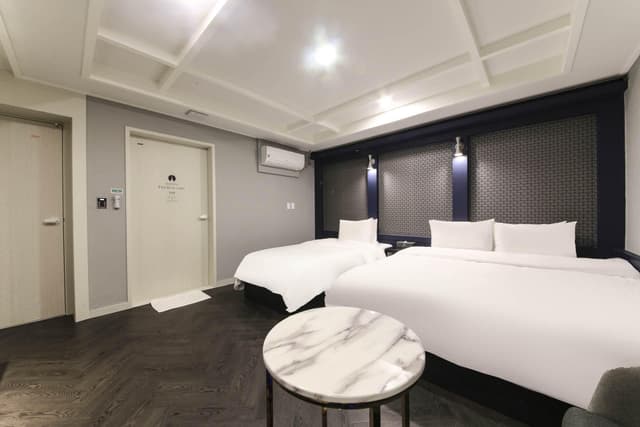 Business TWIN (double+single, Netflix available, air purifier, bathtub, bidet)