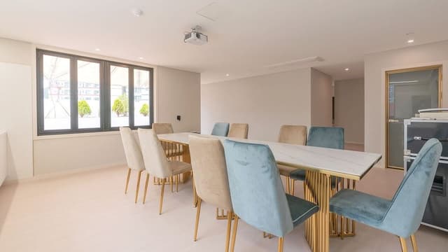Executive Studio Suite (Breakfast not available on Sundays)