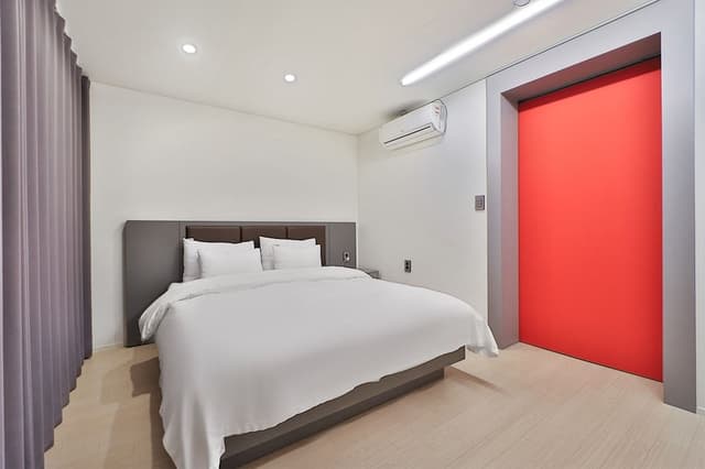 Premier Suite - Two Samsung 70" Smart TVs Included