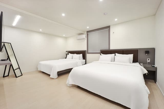 Deluxe Suite - Samsung 70" Smart TV Included