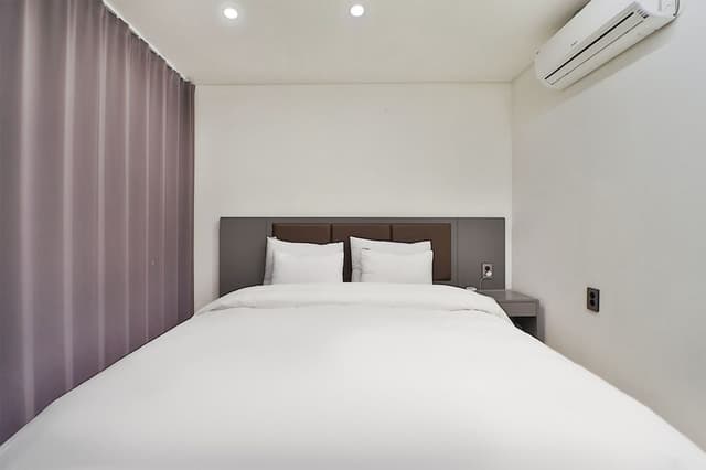 Premier Suite - Two Samsung 70" Smart TVs Included
