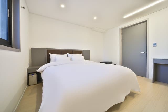 Premier Suite - Two Samsung 70" Smart TVs Included