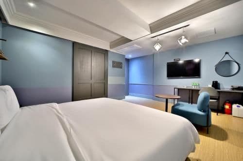Deluxe Room with 1 King Bed