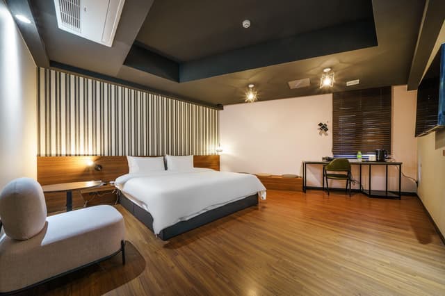 Deluxe Room with 1 King Bed