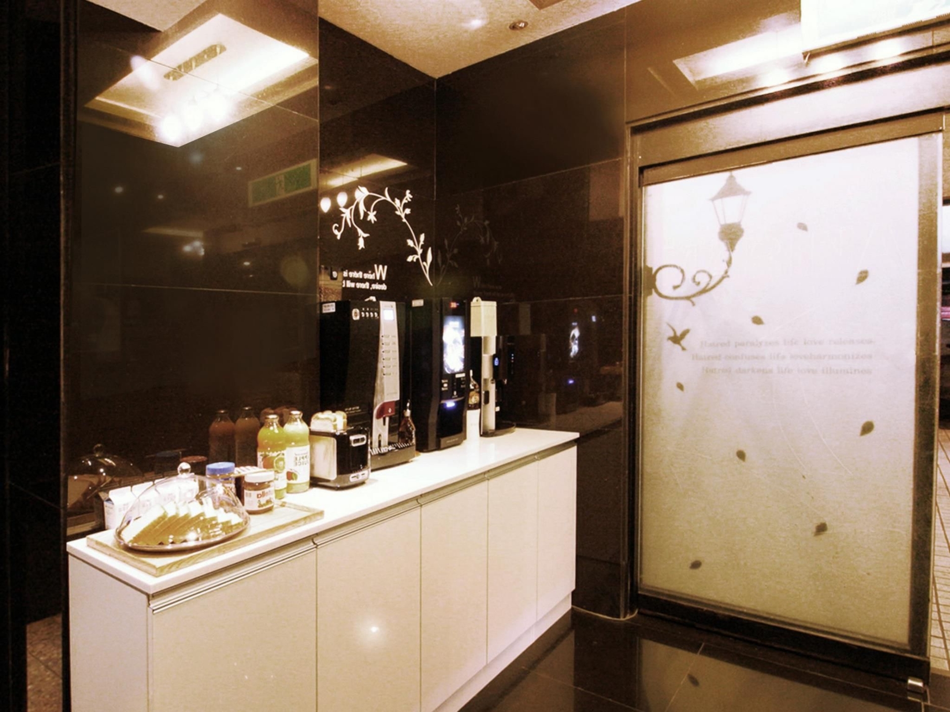 โรงแรมออเรนจ์ (Hotel Orange)4