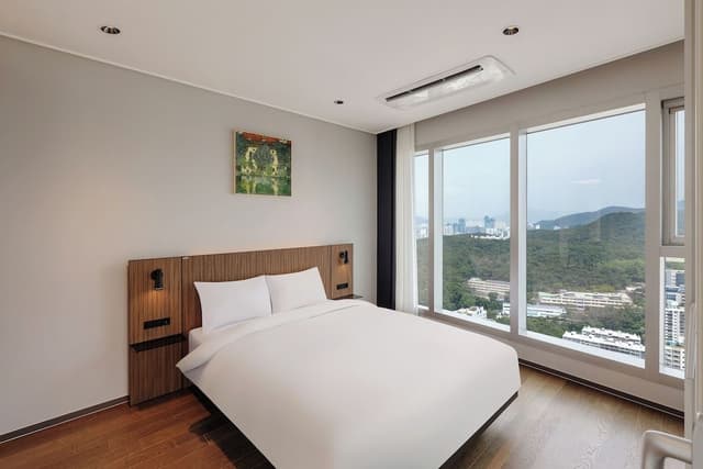 Panorama Suite Partial Ocean View