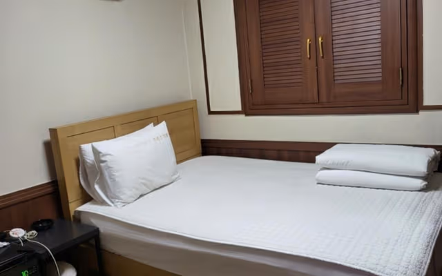 Single Room - No Parking Included