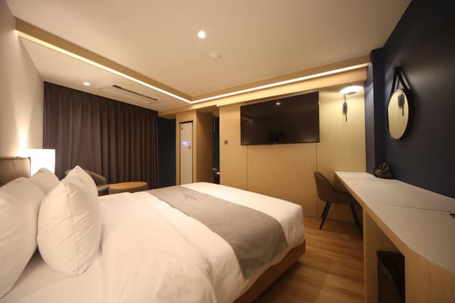 Superior Double Room with Shower - Non-Smoking