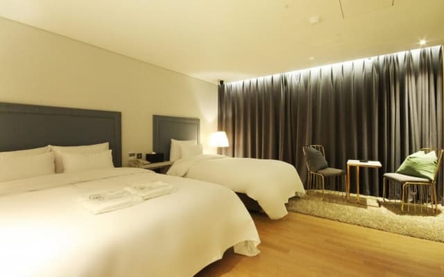 Twin Bed Room