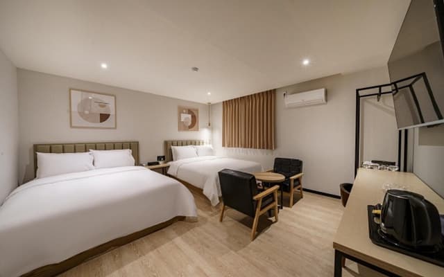 Suite Family Room