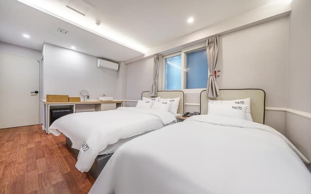 Premium Gaming Room - 2 PCs Included