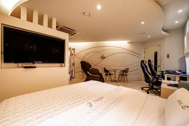 VIP Room - 2 PCs Included