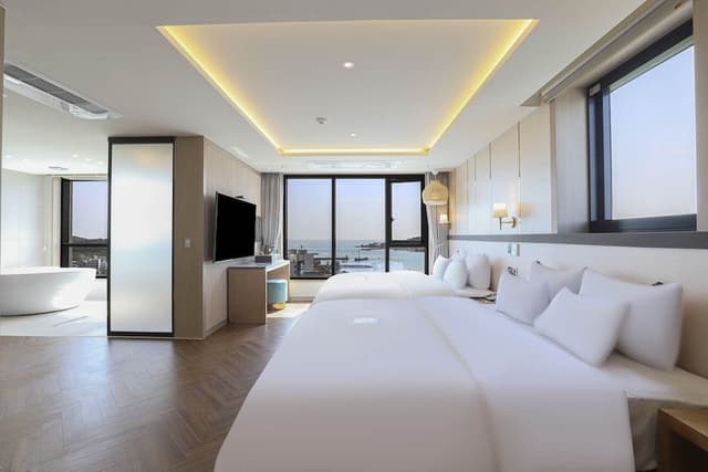 Signature Suite, 2 Double Beds, Sea View