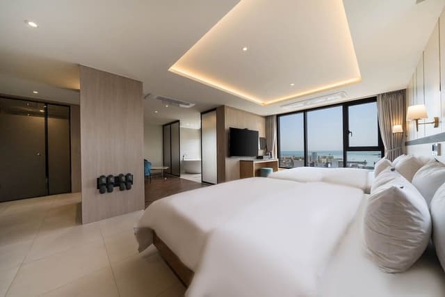 Signature Suite, 2 Double Beds, Sea View