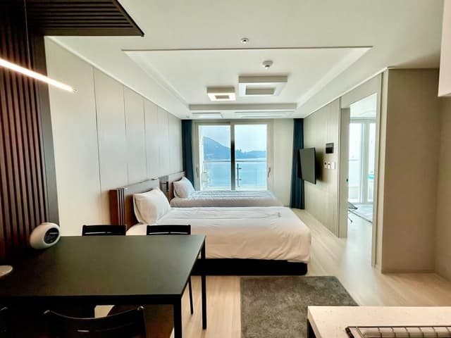 Ocean Deluxe Two Bed 6 Table