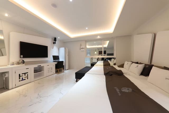 Family Room, Jetted Tub