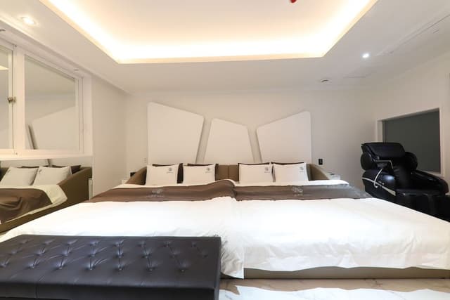 Family Room, Jetted Tub