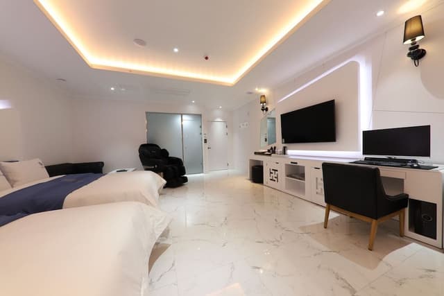 Family Room, Jetted Tub