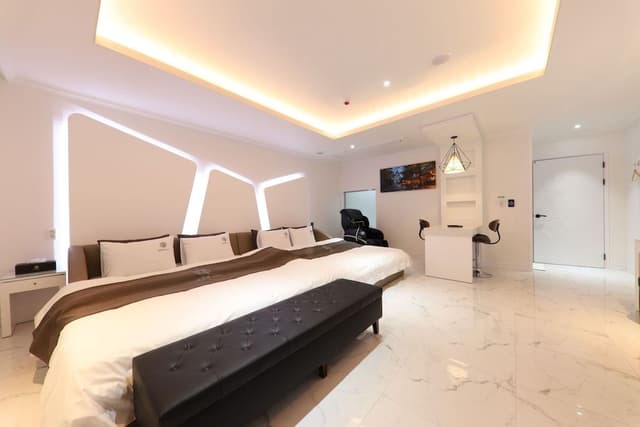 Family Room, Jetted Tub