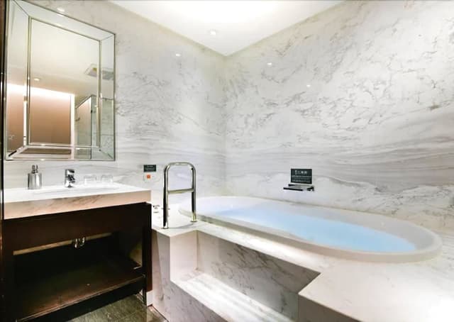 Suite, City View