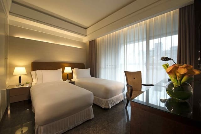 Suite, City View