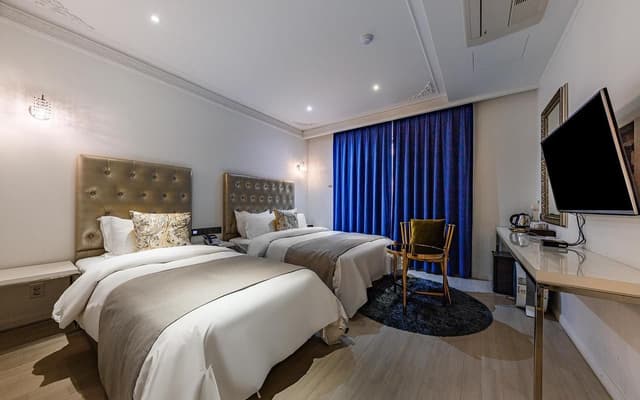 Premium Twin - Check-In-Out Mon-Fri 3PM-12PM, Sat 7PM-12PM, Sun 5PM-12PM