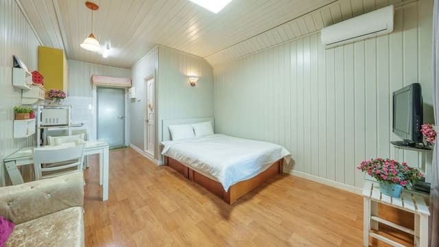 Basic Room, 1 Bedroom (Juniper)