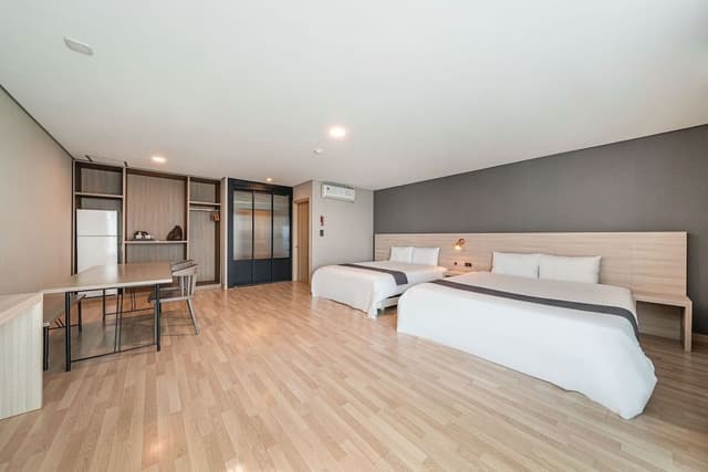 Family Quadruple Room, Partial Lake View