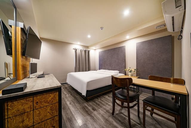 Economy Room